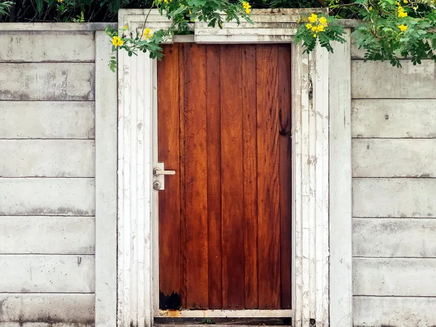 Puertas de madera para exterior: Tipos, acabados y ventajas